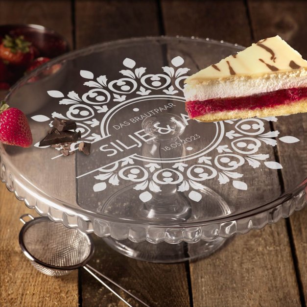 Kuchenplatte aus Glas mit Gravur für ein Brautpaar zur Hochzeit