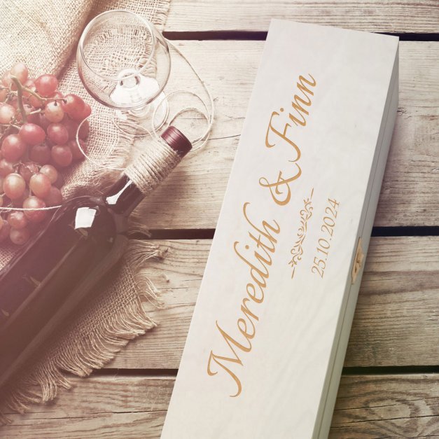 Geschenkbox für Wein aus Kiefernholz mit Gravur Natur für ein Paar zur Hochzeit zum Jahrestag Einzug