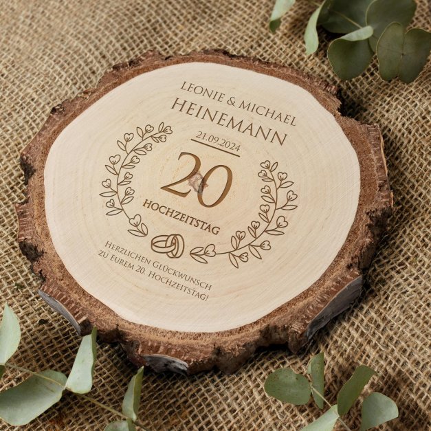 Holzscheibe mit Gravur für ein Paar zum 20. Hochzeitstag