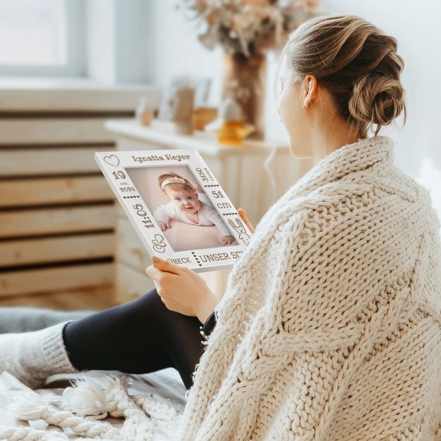 Weißer Fotorahmen mit Gravur für ein Mädchen zur Geburt