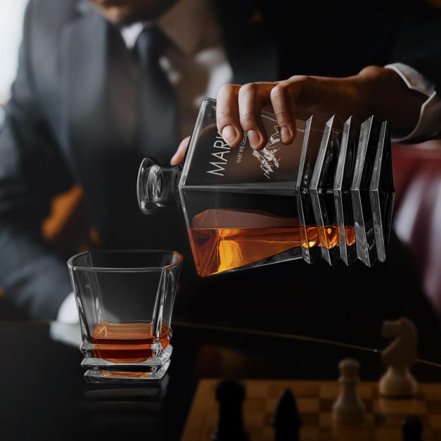 Geometric Whisky Karaffe mit Gravur für einen Bergliebhaber