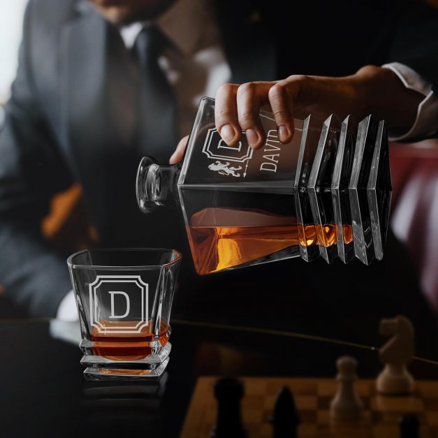 Geometric Karaffe Set mit 2 Gläsern mit Gravur für einen Whiskyconnoisseur zum Jubliäum