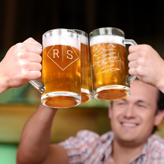 Bierseidel aus Glas mit Gravur und eingravierten Initialen für einen Biertrinker