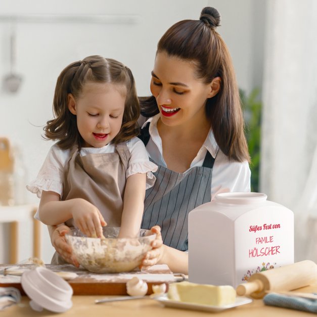 Weiße Keramikodose mit Aufdruck für ein Paar, eine Familie zur Weihnachtszeit