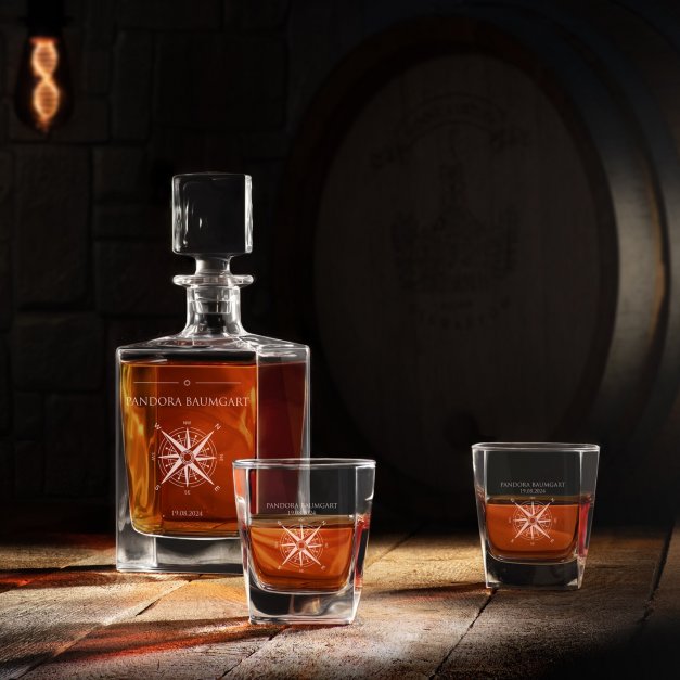 Cube Whisky Karaffe mit 2 Gläsern mit Gravur für eine Weltbummlerin, Bergsteigerin, Seglerin zum Jubiläum