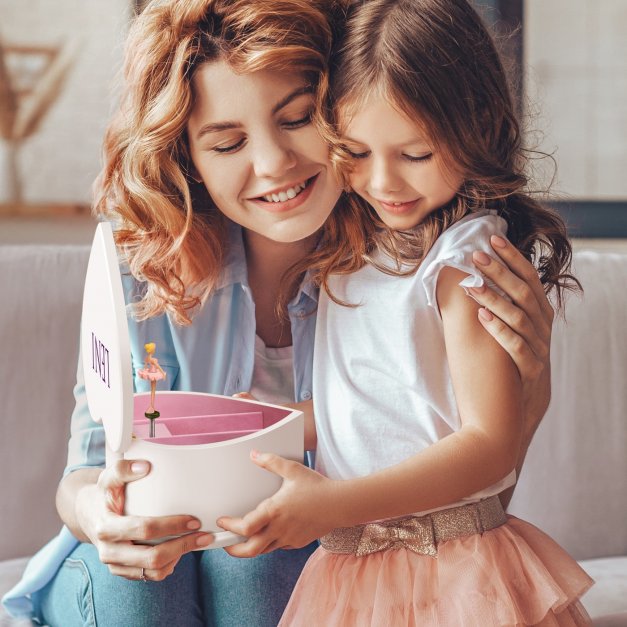 Weiße Herzschatulle mit Spieluhr und Aufdruck für kleine Prinzessin zum Geburtstag