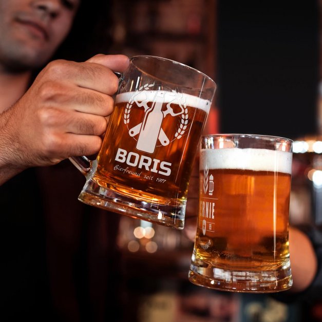 Bierkrug aus Glas mit Gravur für einen Biergenießer zum Geburtstag