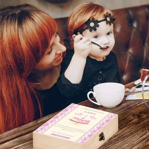 Animal Kinderbesteck mit Gravur inklusive Holzbox mit Aufdruck Hellbraun für ein Mädchen zum 1. Geburtstag Torte