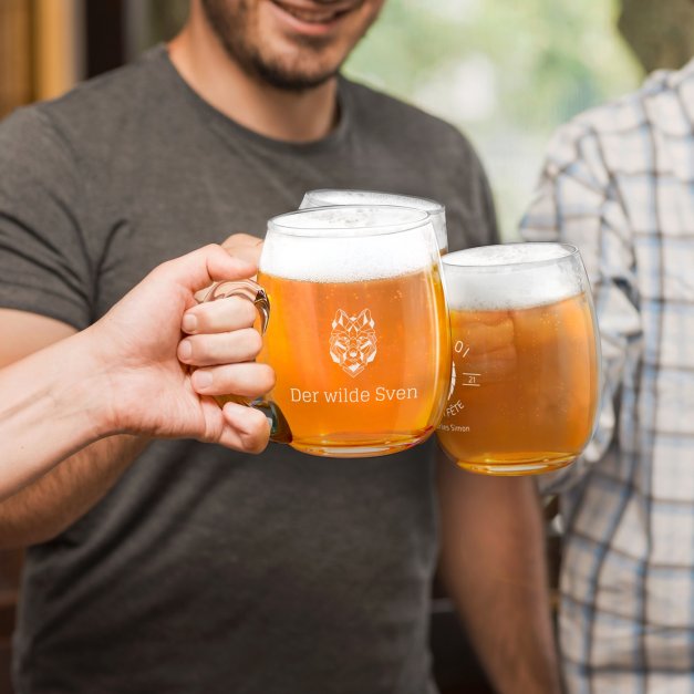 Glas Bierkrug mit Gravur für einen Reisenden