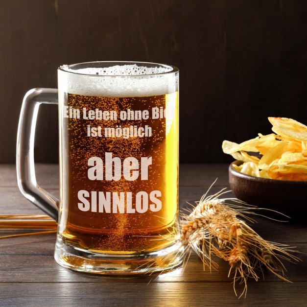 Bierkrug aus Glas mit Gravur für einen Bierologen