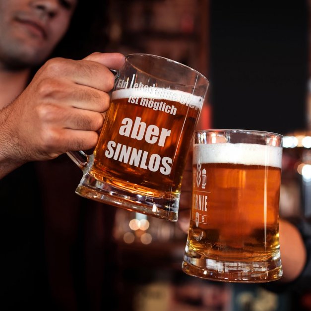 Bierkrug aus Glas mit Gravur für einen Bierologen