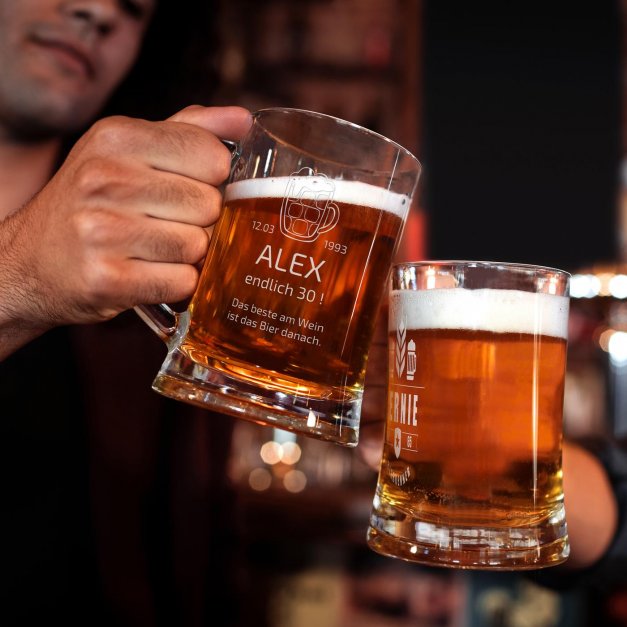 Bierkrug aus Glas mit Gravur für einen leidenschaftlichen Bierconnoisseur zum 30. Geburtstag