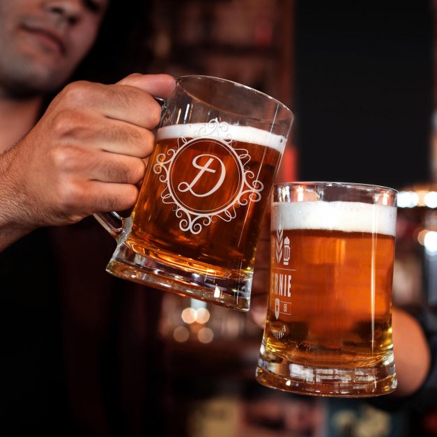 Bierkrug aus Glas mit eingravierter Initiale für einen Gentleman