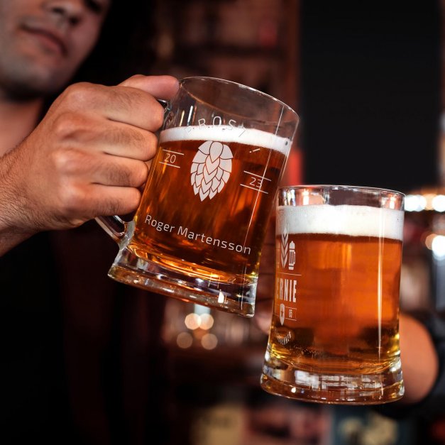 Bierkrug aus Glas mit Gravur für einen Partymenschen zum Geburtstag