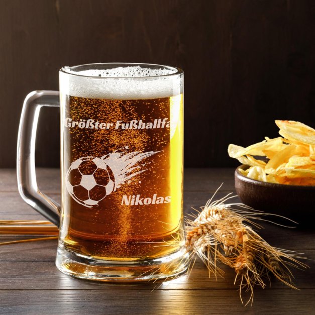 Bierkrug aus Glas mit Gravur für einen Fußballfan