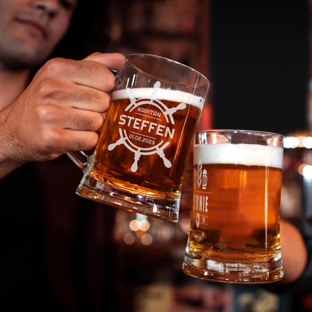 Bierkrug aus Glas mit Gravur für einen Globetrotter