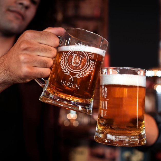 Bierkrug aus Glas mit eingravierter Initiale für ihn