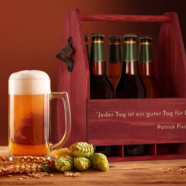 Bierträger aus Holz mit Flaschenöffner und Gravur für einen Biertrinker