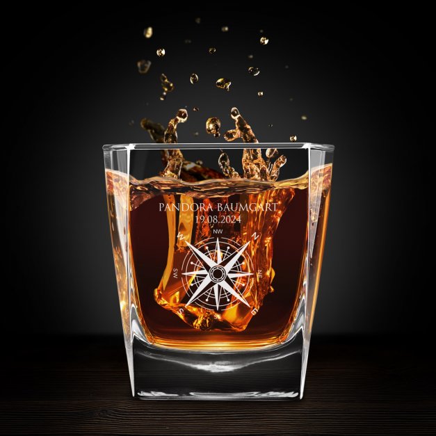 Whisky Glas mit Gravur für eine Weltenbummlerin zum Geburtstag