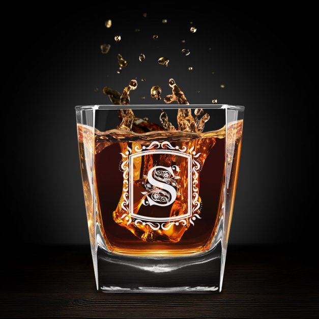 Whisky Glas mit Gravur und eingravierter Initiale für einen Gentleman
