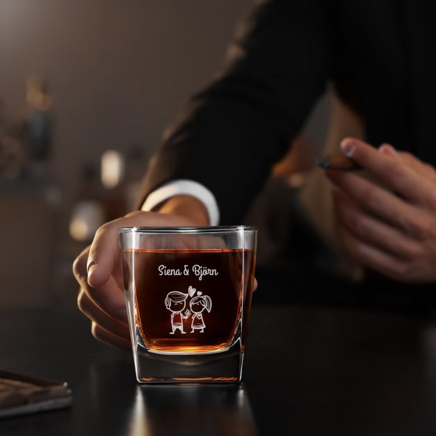 Whisky Glas mit Gravur und eingravierter Initiale für ein Ehepaar zum Hochzeitstag