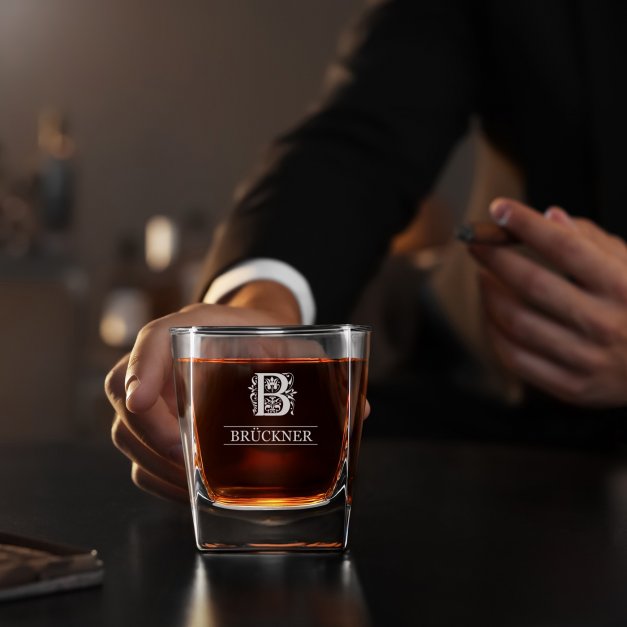 Whisky Glas mit Gravur mit eingravierter Initiale für einen Gentleman