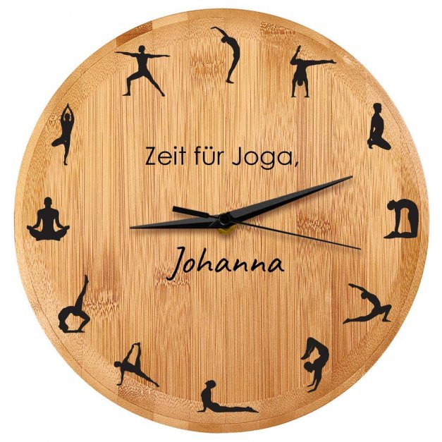 Bambus Wanduhr mit Aufdruck für eine Yoga-Meisterin