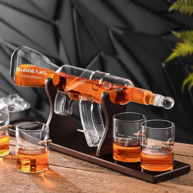 Whisky Karaffe in Gewehrform mit 4 Gläsern mit Gravur für einen Jäger zum Jubiläum