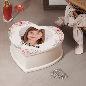 Weiße Herzschatulle mit Spieluhr und Aufdruck von eigenem Foto für ein Mädchen